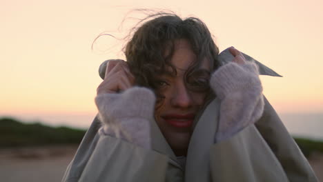 Chica-Romántica-Sintiendo-Frío-Ajustando-El-Primer-Plano-Del-Abrigo.-Mujer-Feliz-Descansando-Al-Atardecer.