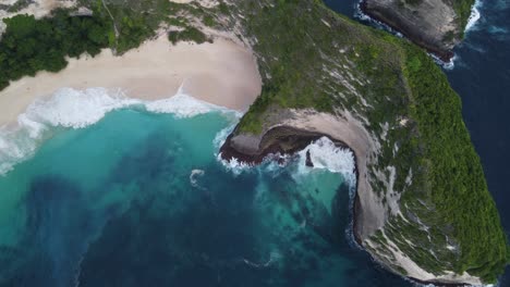 vista aérea de arriba hacia abajo de la playa de kelingking en la isla de nusa penida