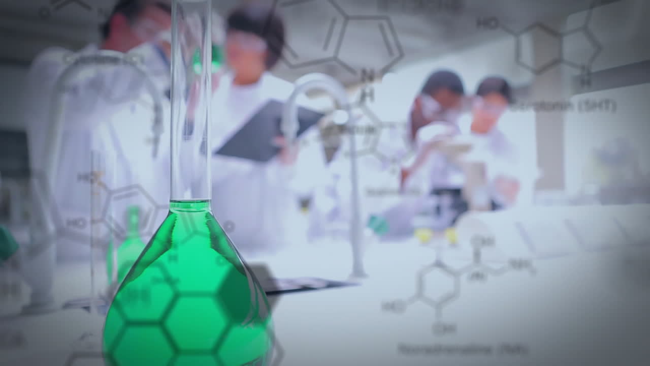 matraz de laboratorio con datos y fórmula estructural de los compuestos químicos en el foregr