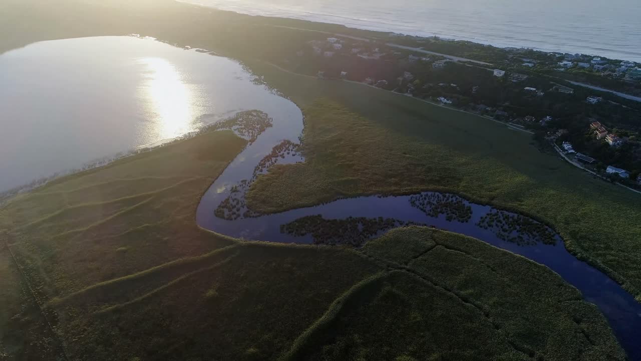해가 뜨면 바다를 따라 아름다운 풍경 4k