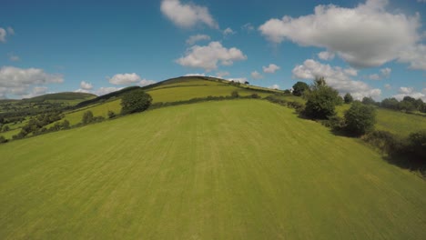 Volando-Lentamente-Sobre-Los-Hermosos-Campos-Verdes-Y-Ondulantes-De-Irlanda-1