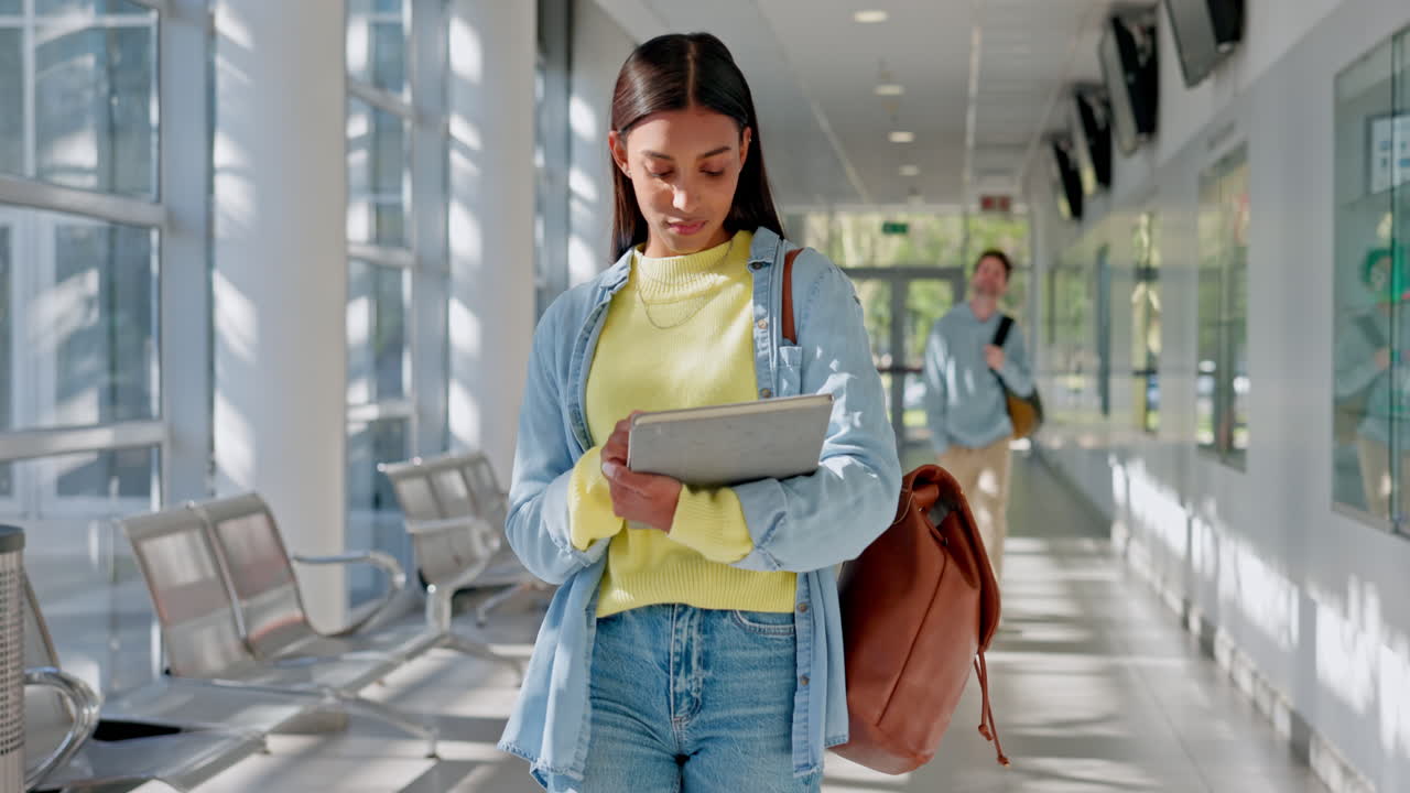 educación, tableta y una mujer estudiante caminando