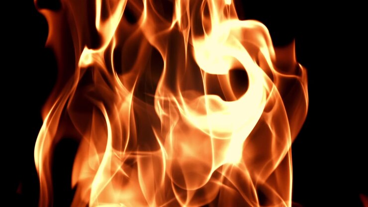 Dynamische Feuerflammen flackern vor dunklem Hintergrund.