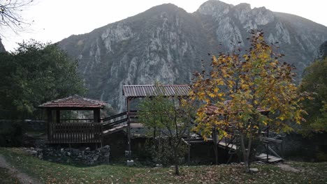 Plataforma-De-Madera-Para-Pasar-Por-Alto-El-Cañón-Matka