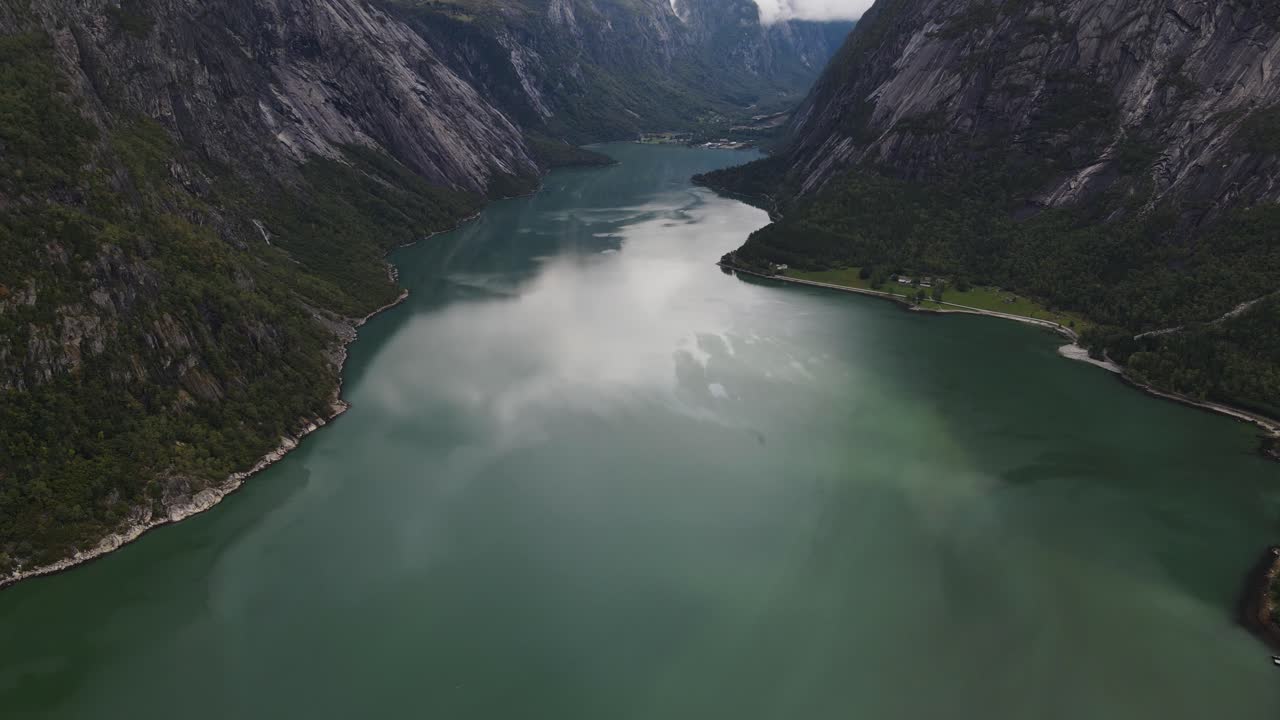 Batı Norveç'teki yeşil sulu güzel Eidfjord'un havadan çekim görüntüleri.