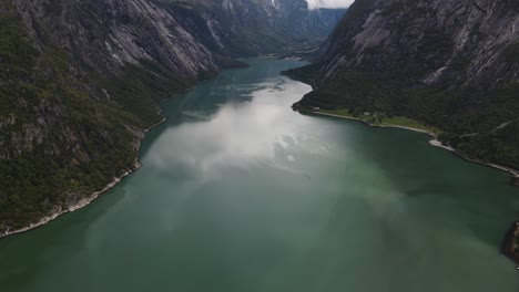 Imágenes-Reales-Del-Hermoso-Eidfjord,-Fiordo-Con-Agua-Verde-En-El-Oeste-De-Noruega