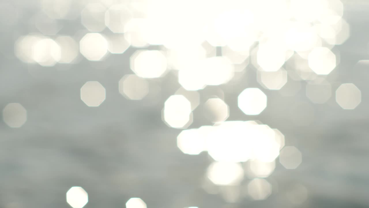 brilla y brilla la superficie del agua del océano, el mar, el lago o el estanque. enfocar y desfocar hacia atrás. video en bucle.