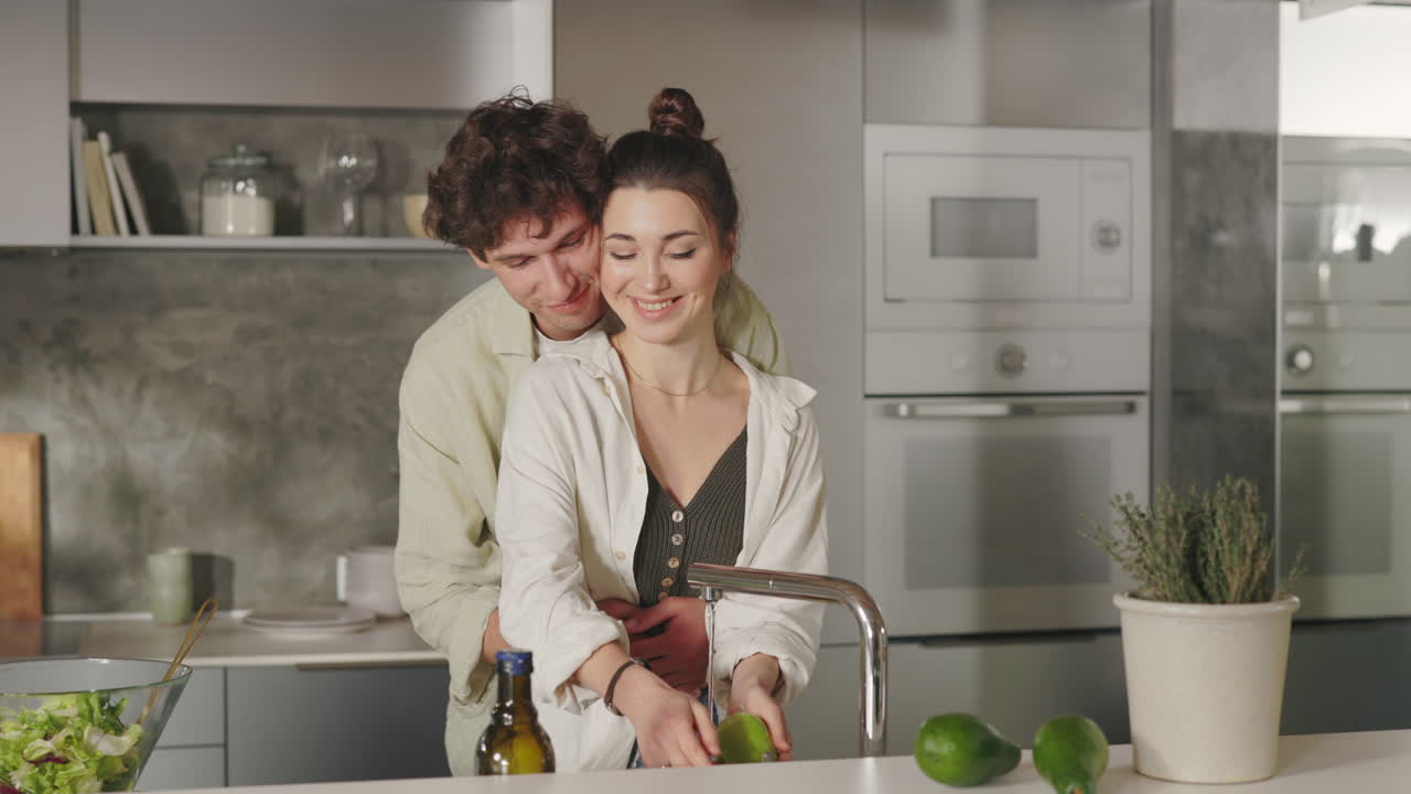 Una coppia felice che cucina insieme in una cucina moderna