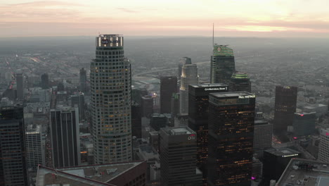 Antena:-Impresionante-Vuelo-Inverso-Desde-Rascacielos-En-El-Centro-De-Los-Ángeles,-California-En-La-Hermosa-Puesta-De-Sol