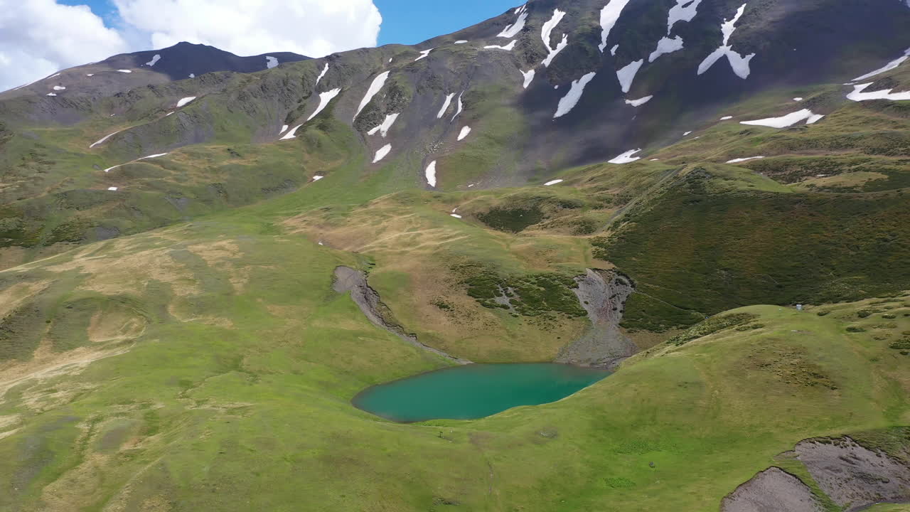 Ripresa panoramica con drone del lago Oreit in Tuscezia, Georgia, sui monti del Caucaso