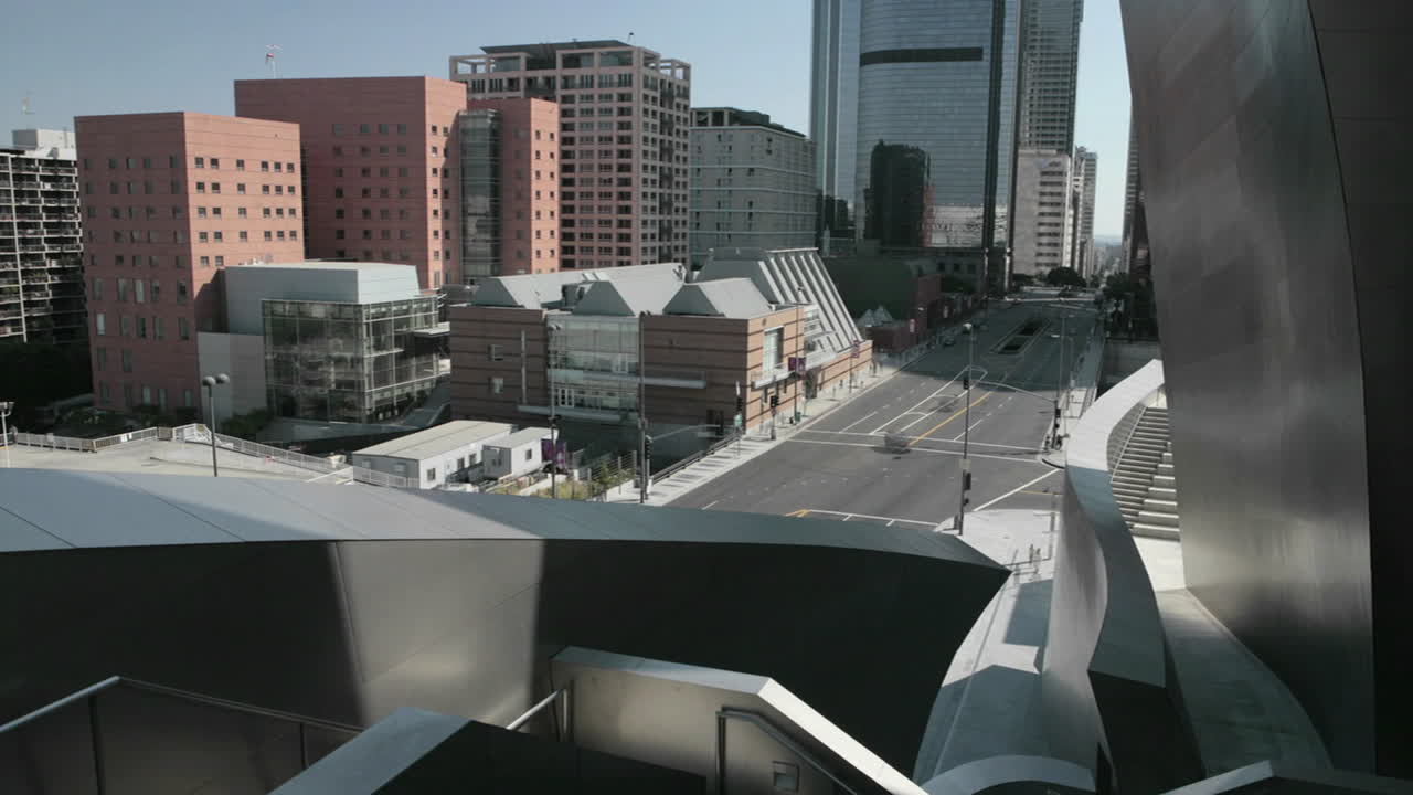 el tráfico pasa por los edificios de oficinas del centro