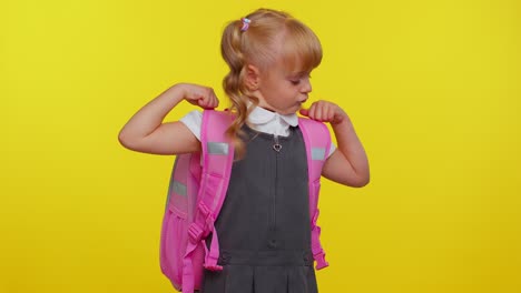 Encantadora-Niña-Segura-De-Sí-Misma-Con-Uniforme-Escolar-Mostrando-Bíceps,-Sintiendo-Fuerza-De-Poder-Para-Estudiar