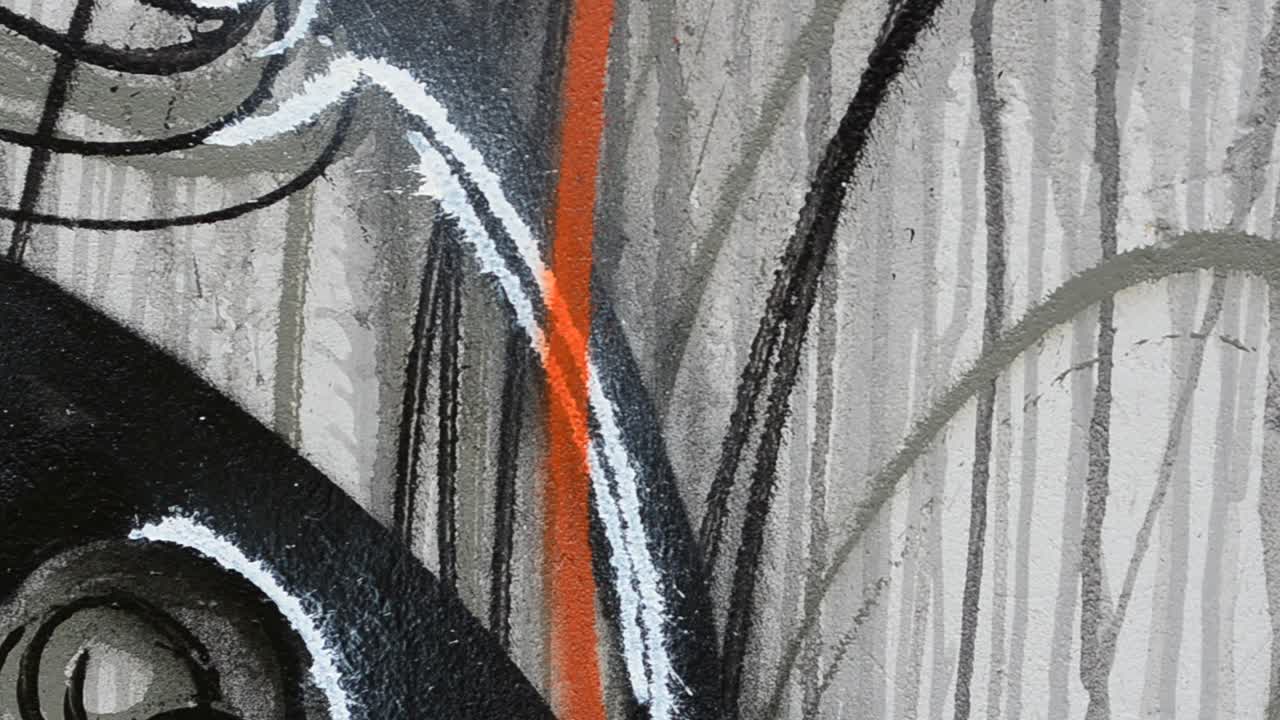 Graffiti an einem Zaun, ein Hintergrund. Der Künstler sprüht Graffiti.