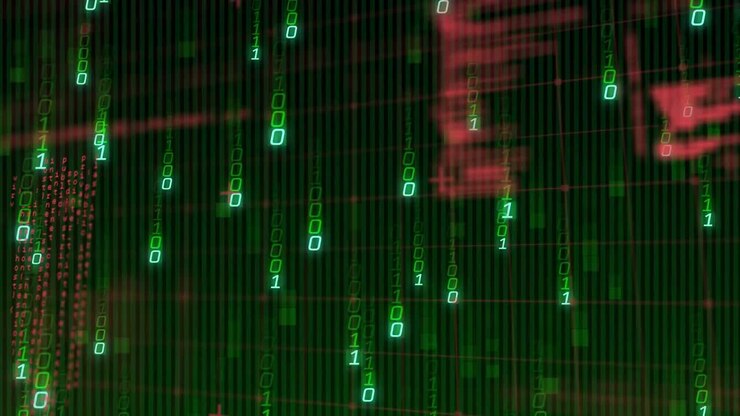 Bij het opstarten valt groene binaire code terwijl rode code verschuift, een kruisdraad verschijnt om HUD te simuleren.