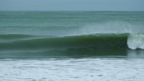 Surfista-Remando-Sobre-Una-Gran-Ola-Oceánica-Azul