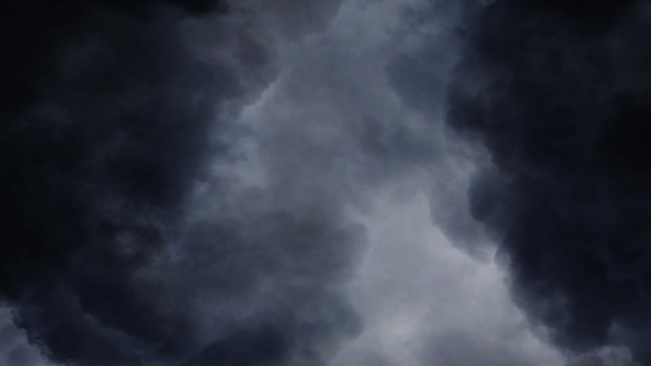 4 k cumulonembi che si muovono nel cielo scuro