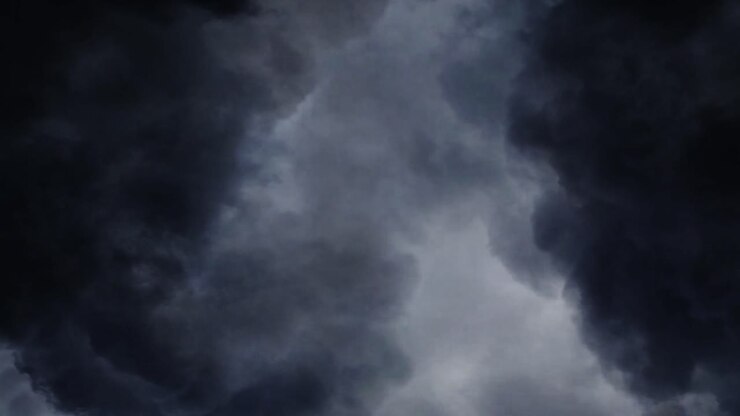 4 k cumulonembi che si muovono nel cielo scuro