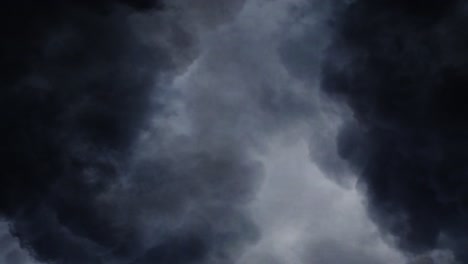 4K-Cumulonimbus-Wolken-Bewegen-Sich-Am-Dunklen-Himmel