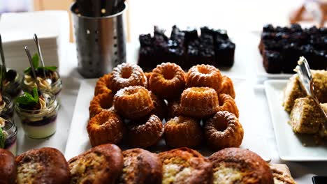 mini pasteles con azúcar en polvo en la parte superior, mesa de desayuno del hotel