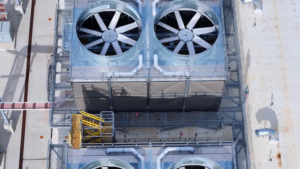 Unità di raffreddamento per data center che gestiscono il calore dei server, cruciali per le operazioni digitali