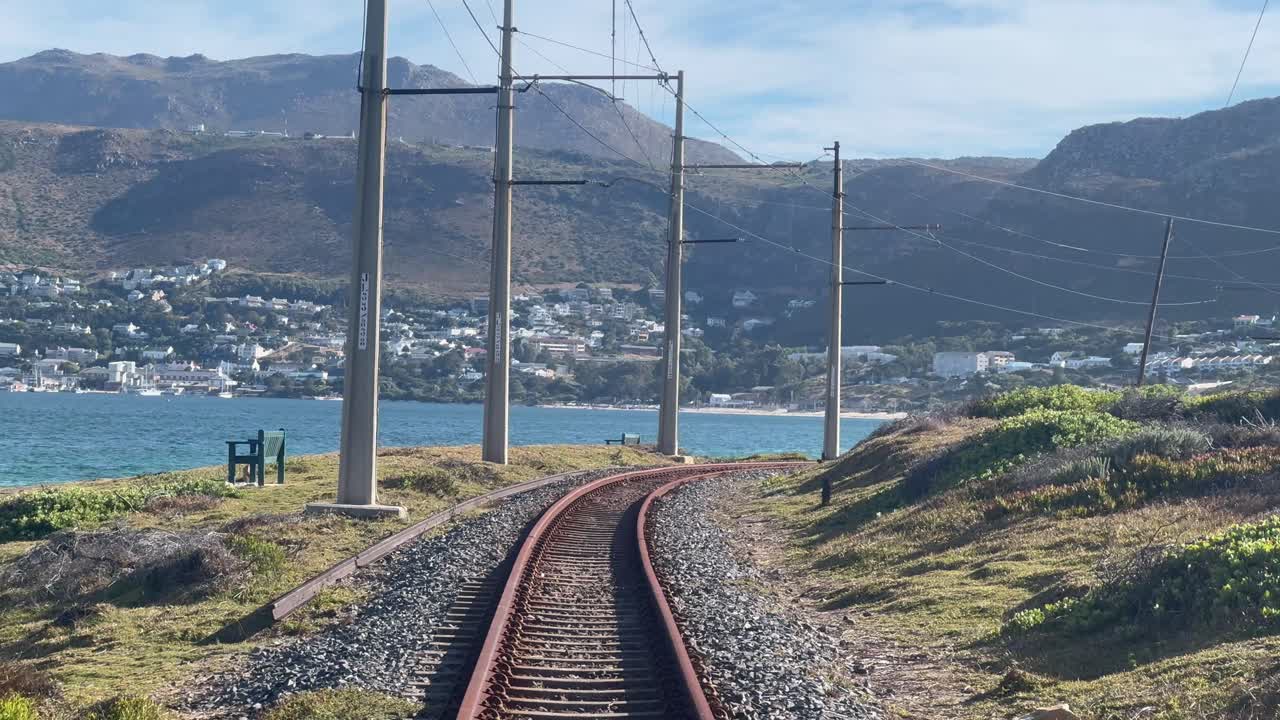 Rel kereta di Simonstown di Cape Town, Afrika Selatan
