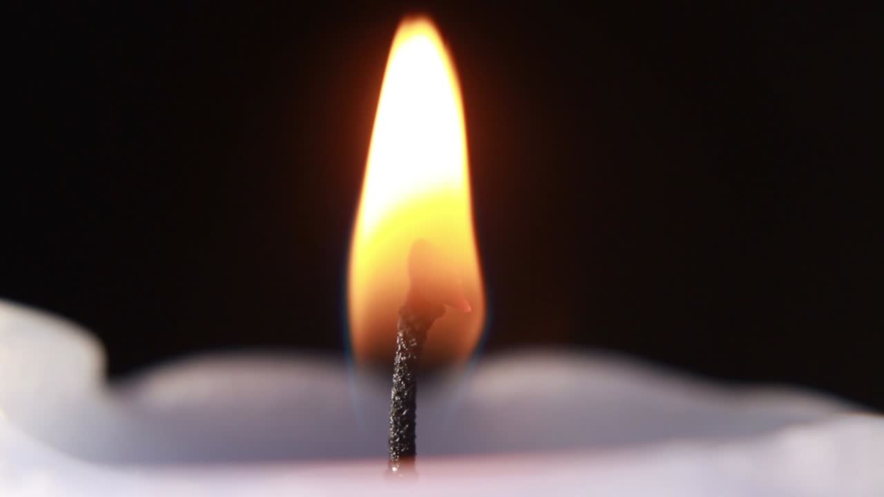 Time lapse di una singola candela accesa. Primo piano