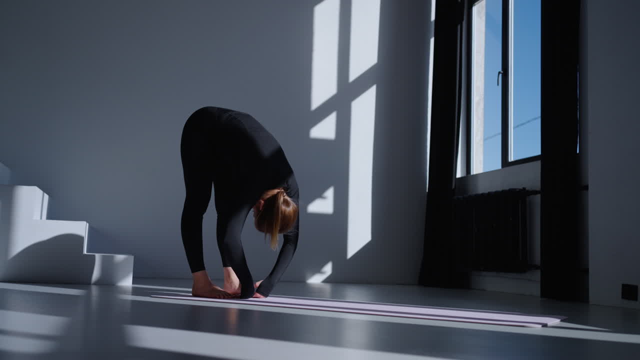 Donna che fa yoga in studio