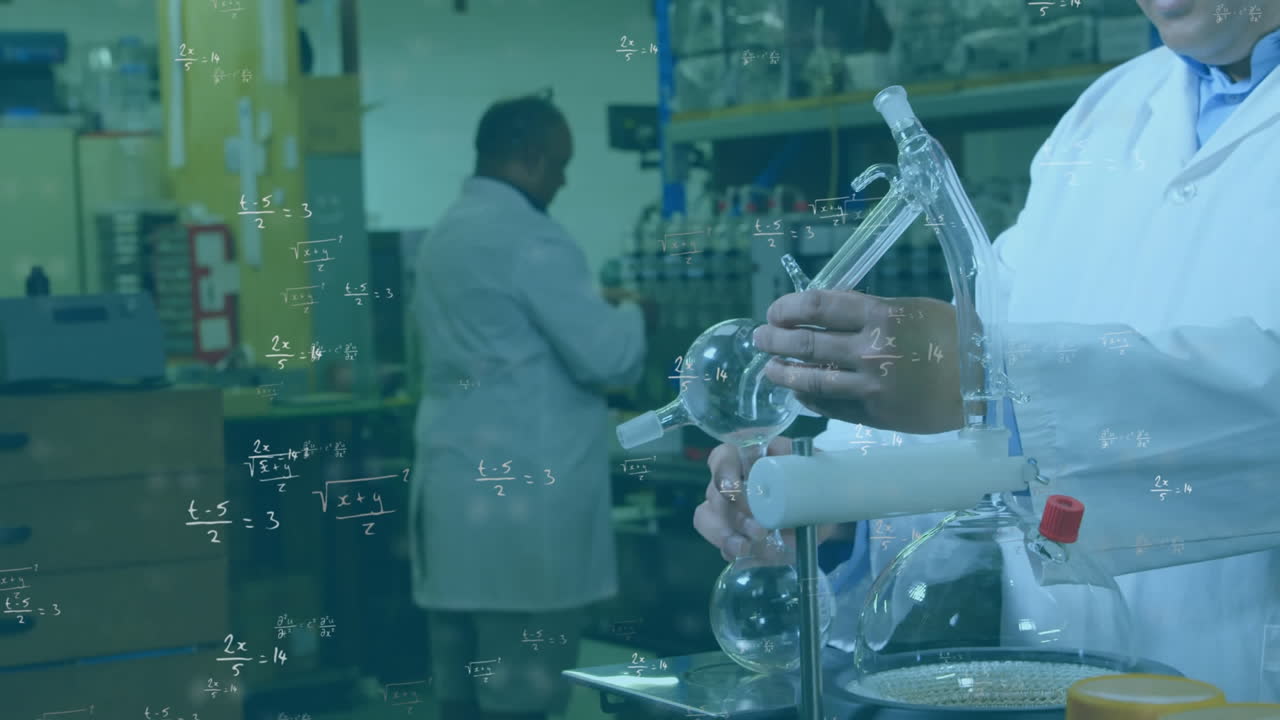 수학적 방정식이 실험실에서 일하는 남성 과학자에 대해 움직입니다.