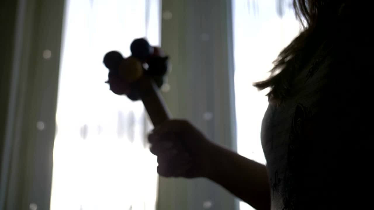 신비한 여자가 마라카를 연주합니다. 샤만의 의식입니다.