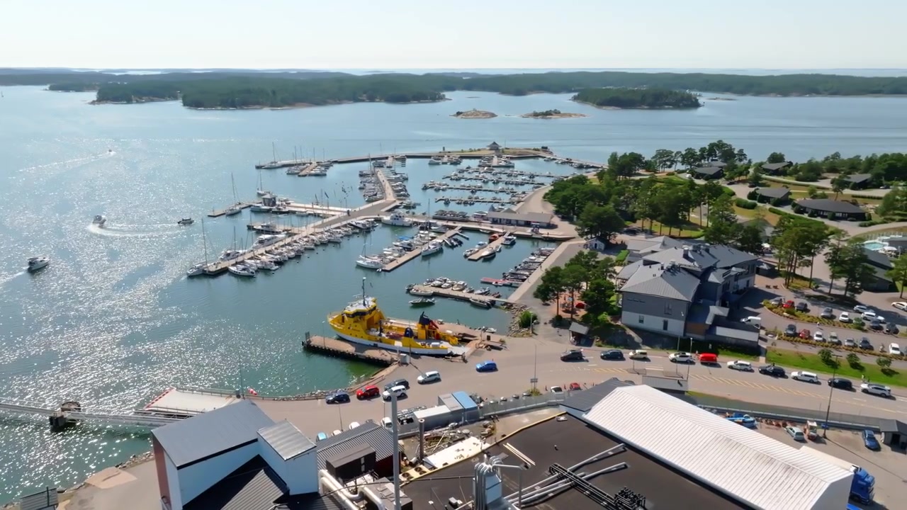 Ripresa panoramica con drone di traghetti al porto turistico di Kasnas, estate a Kemio, Finlandia.