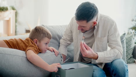 papá y el niño hablando en el sofá durante la navidad