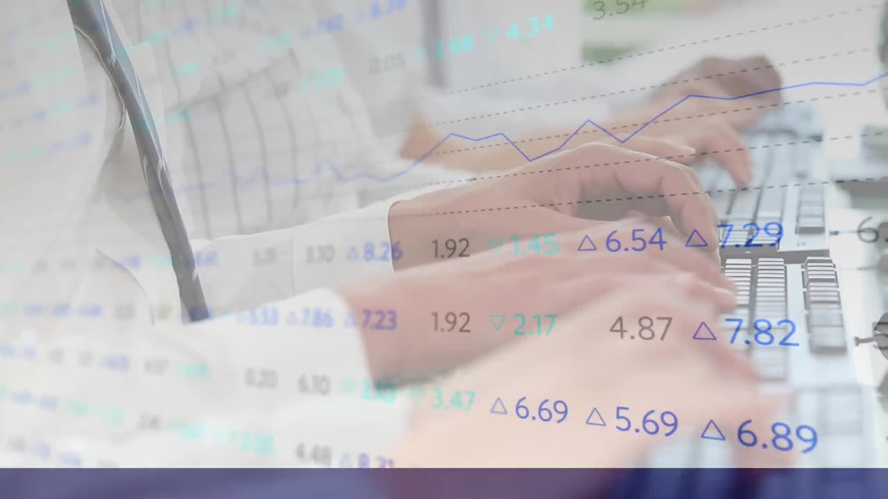 금융 데이터 처리와 함께 컴퓨터를 사용하는 사업가들의 애니메이션