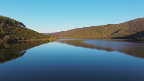 Río-Tranquilo-Y-Montañas-Circundantes-En-As-Pontes-De-García-Rodríguez,-España---Toma-Aérea