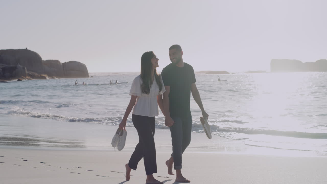 행복 하고 사랑 하는 커플 이  ⁇ 만적 인 산책 을 즐기고 있다