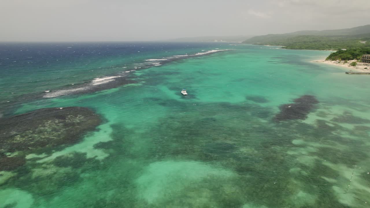 Panoramica: Splendida ripresa aerea di cielo azzurro e acqua turchese in st.