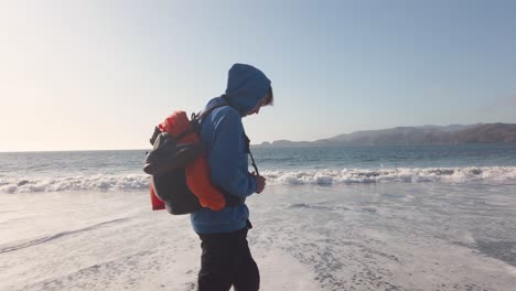 獨自旅行者看著波浪的海水,獨自旅行概念,海灘散步