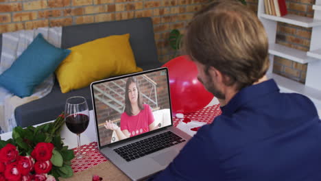 pareja caucásica en una cita de san valentín llamada de video hombre saludando a la mujer en la pantalla