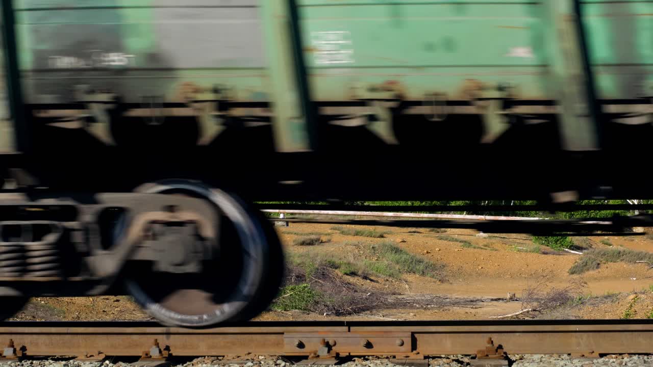 트랙에서 이동하는 화물 열차