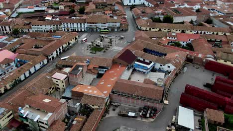 Imágenes-Aéreas-De-4k-Durante-El-Día-Sobre-La-Plaza-Limacpampa-En-La-Ciudad-De-Cusco,-Perú-Durante-El-Bloqueo-Del-Coronavirus,-Inclinación-Hacia-Arriba-Y-Toma-De-Gran-Angular