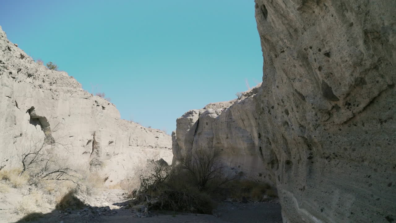 vista de cerca de los acantilados de piedra arenisca erosionados y el lecho seco del río en el cañón de tufo de texas