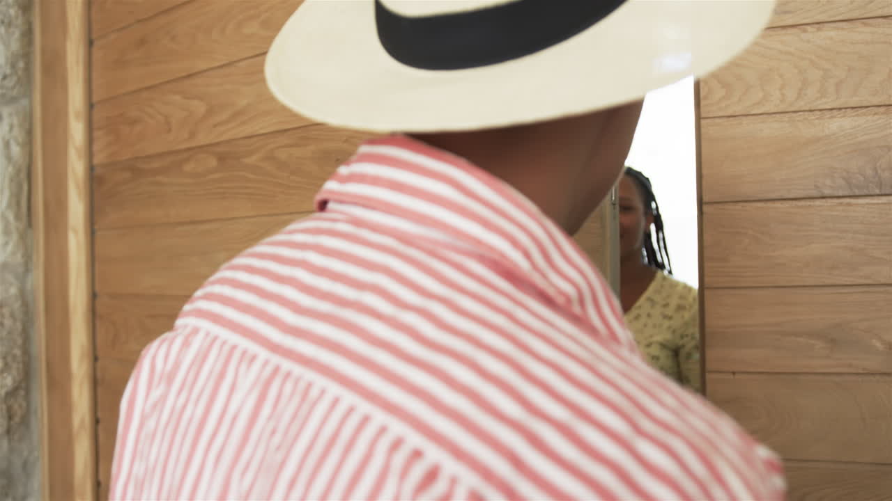 hombre asiático saludando a una pareja diversa en la puerta