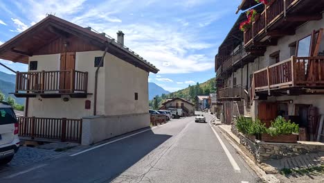 un pintoresco viaje a través de un pintoresco pueblo italiano