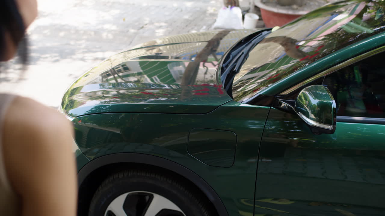 전기 차량 을 충전 하는 여자