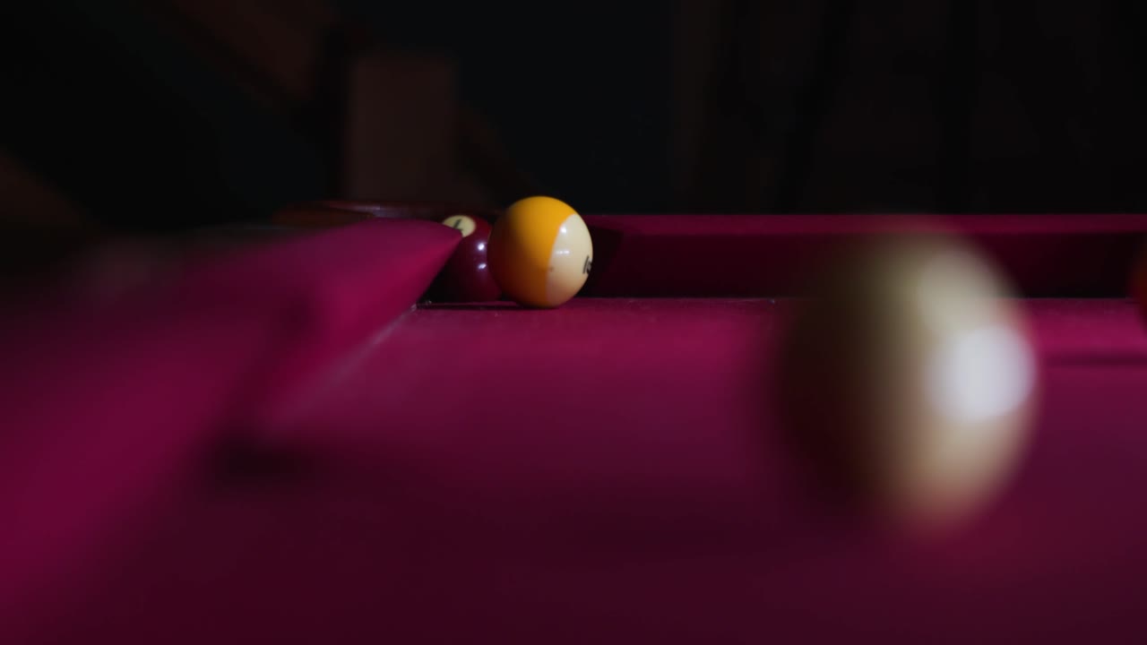 La bola blanca golpea una bola lisa y la mete en la tronera