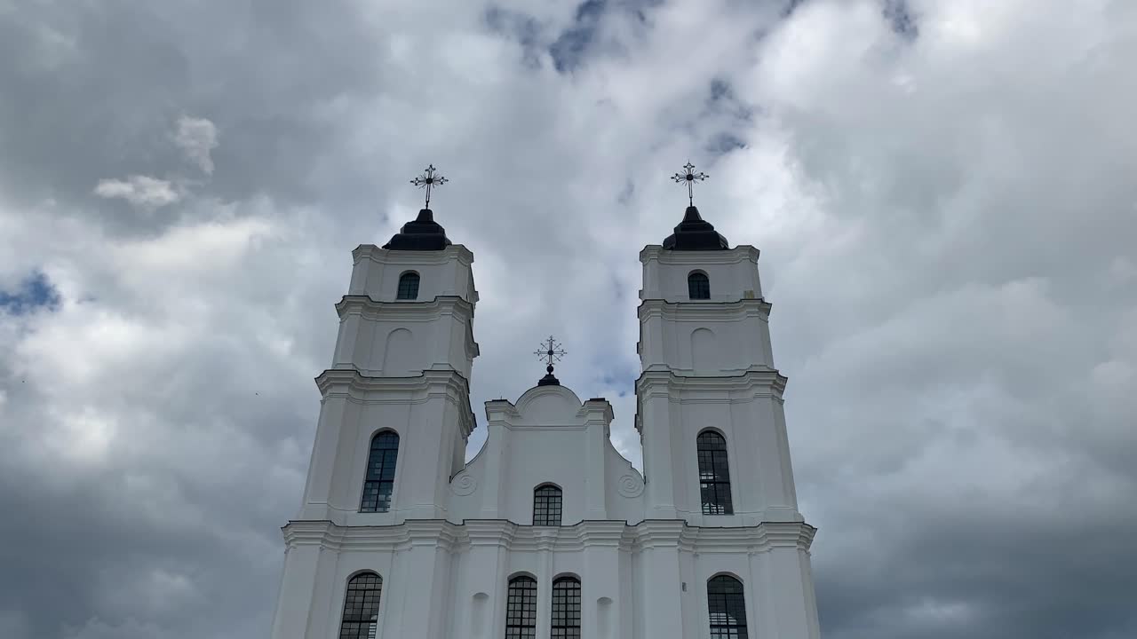 базилика предположения аглоны при пасмурной погоде в дневное время в латвии, европа