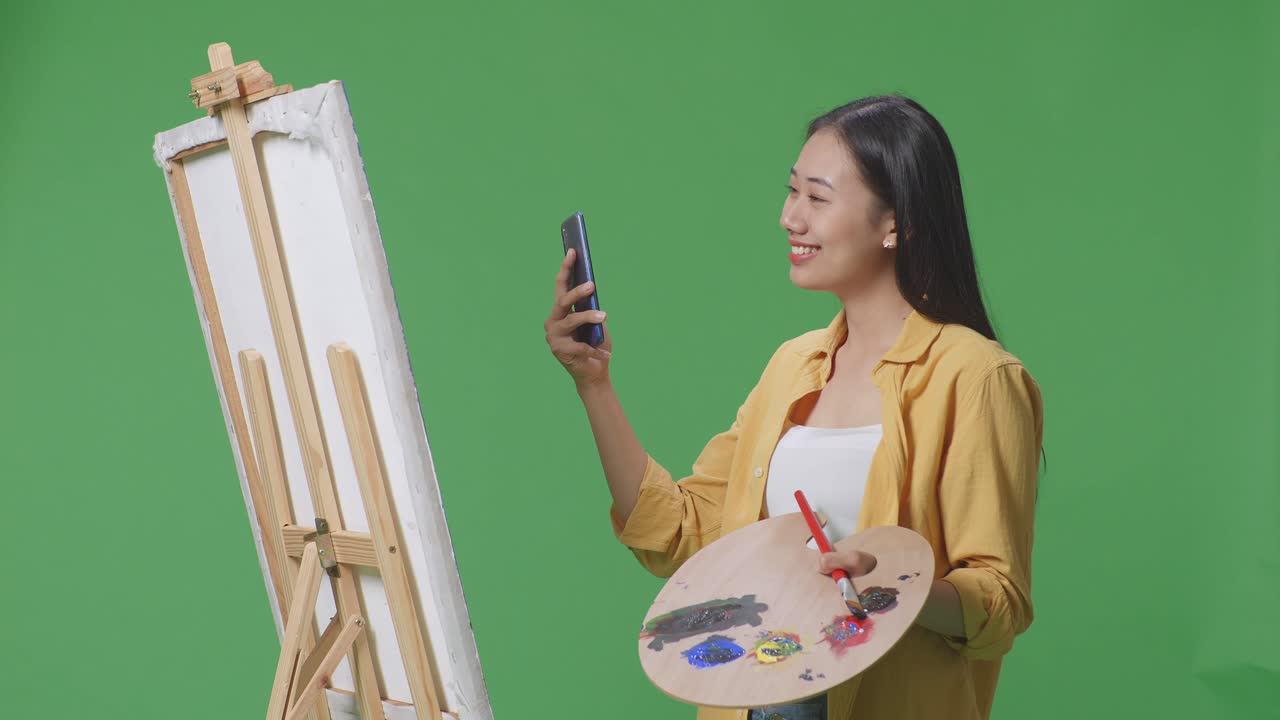 젊은 여성이 온라인 회화 튜토리얼을 배우고 있습니다.