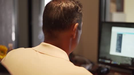 hombre que trabaja en la computadora usando software para administrar su negocio en la oficina