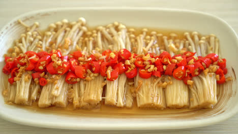 Champiñón-Dorado-Al-Vapor-Casero-O-Enokitake-Con-Salsa-De-Soja,-Guindilla-Y-Ajo