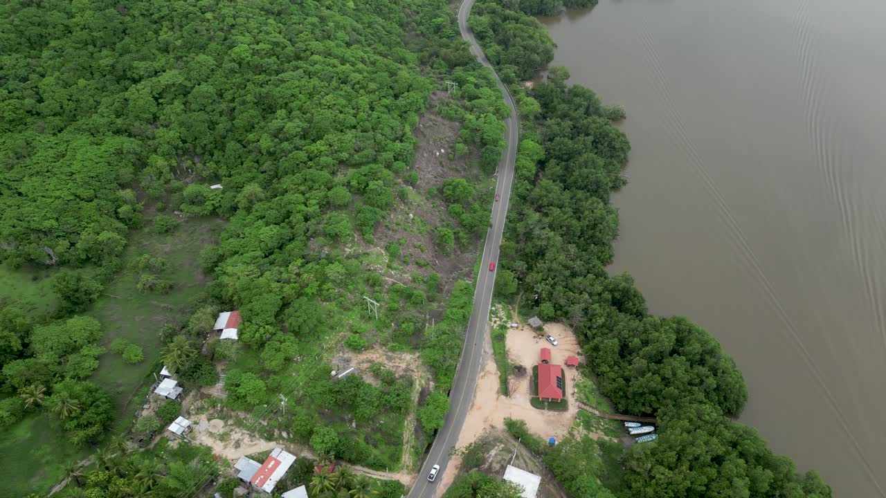 junto a la laguna, vistas aéreas de la carretera de manialtepec
