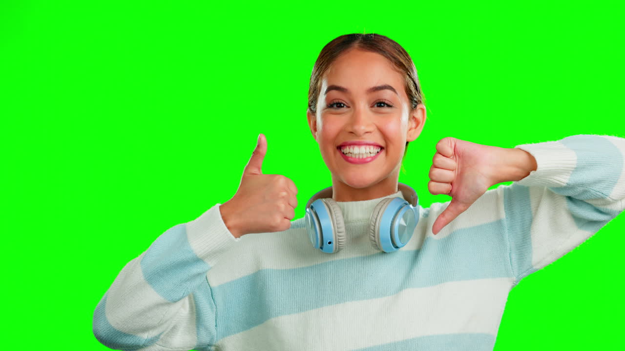 revisión, decisión y rostro de una mujer con pulgares